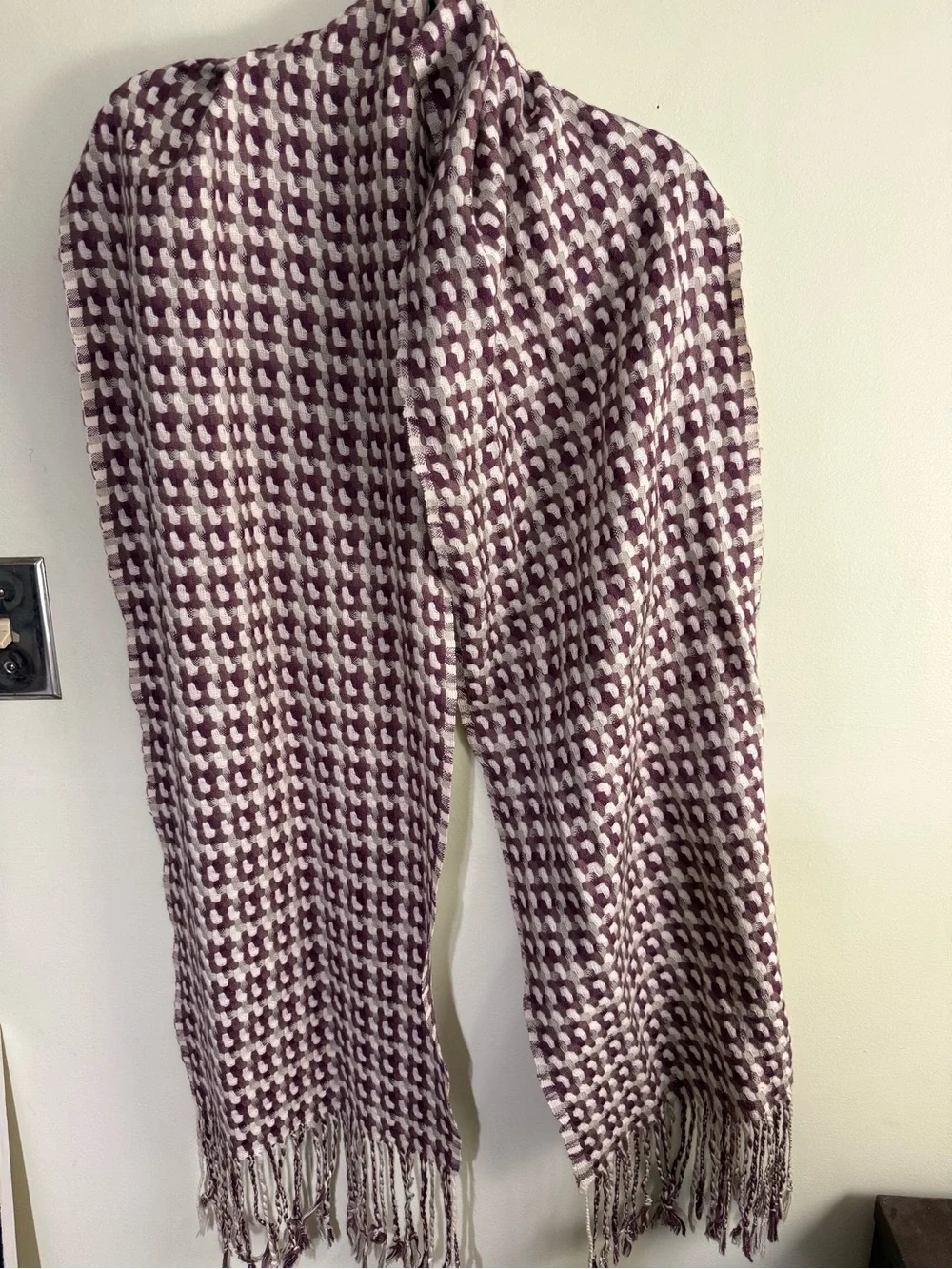Banana Republic Wool Blend Fringe Scarf / Wrap plum houndstooth